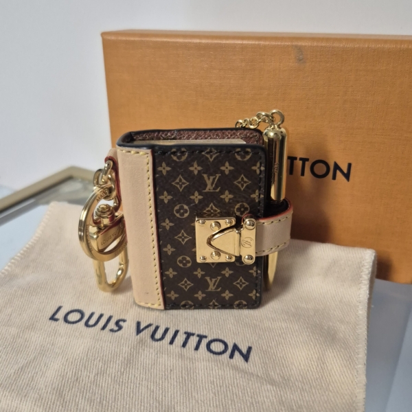 Charm/Portachiavi Book - Louis Vuitton - immagine 3