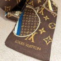Louis Vuitton - Bandeau Monogram Confidential - Dettaglio scritta Louis Vuitton 1